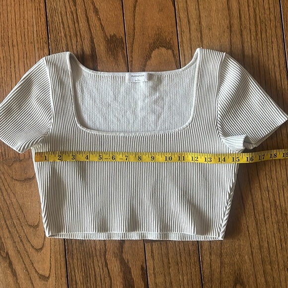 Aritzia Babaton Beige Ribbed Crop Short Sleeve Top size L - Picture 9 of 11